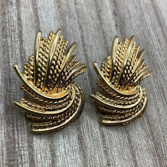 Monet 60's Vintage Gold Tone Fireworks Abstract Stud Earrings - Picture 1 of 6